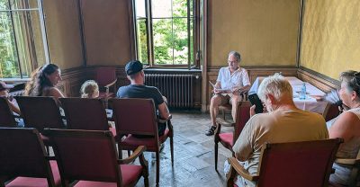 Der Dresdner Schauspieler Utz Panicke während der Lesung des Kinderbuches "Aarons Umzug" (Marta Press)